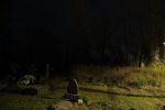 Cmentarz EA w Podzamczu nocą.