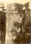 Na żydowskim cmentarzu.